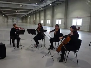 A vonósnégyes játszik a tágas gyárcsarnokban