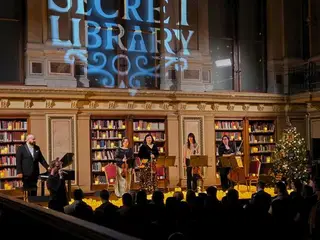 Koncert a könyvtárteremben: Secret Library feliratú vetítés, a vonósnégyes zongoristával és énekessel, gyertyák és karácsonyfa